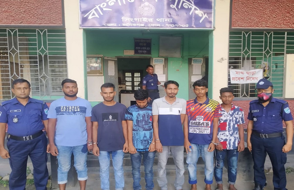 মোবাইল চুরির অভিযোগে দুই কিশোরের মাথা ন্যাড়া করে চোখের ভ্রু কর্তন