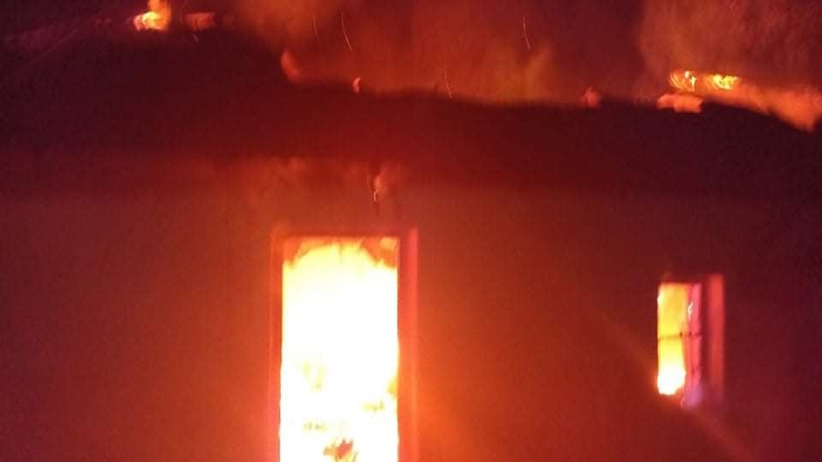 স্ত্রী-শ্বশুরের ওপর রাগ করে নিজের ঘরে আগুন দিলো মিজান