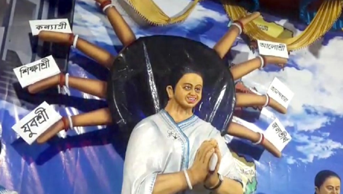অসুর ছাড়াই দুর্গা, দেবীর বদলে দশভুজা মমতা, দুর্গামূর্তি দেখে হতবাক ভক্তরা
