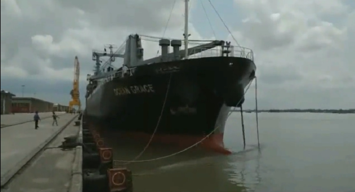 মেট্রোরেলের আরও ৪টি ইঞ্জিন ও ৮টি কোচ পৌঁছালো মোংলা বন্দরে