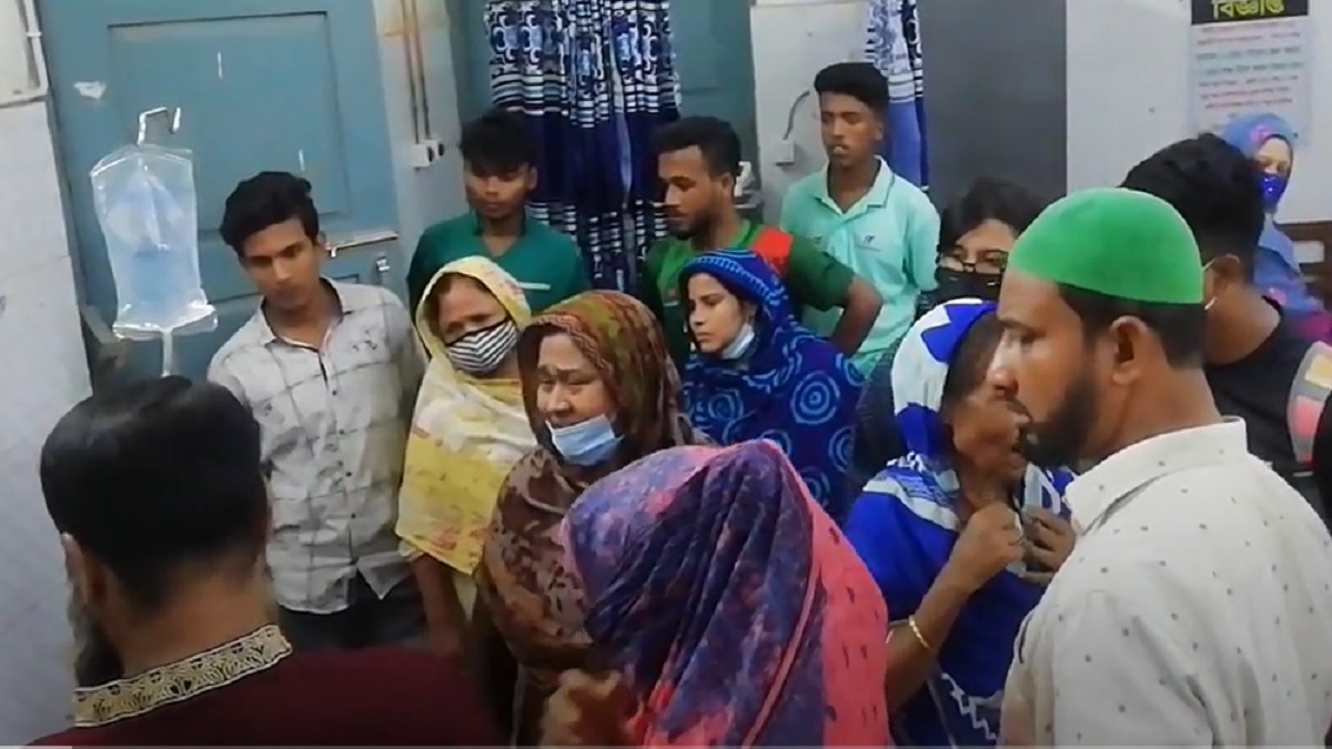 টাকা না দেয়ায় ছাত্রলীগ কর্মী দিয়ে পিতাকে কুপিয়ে জখম