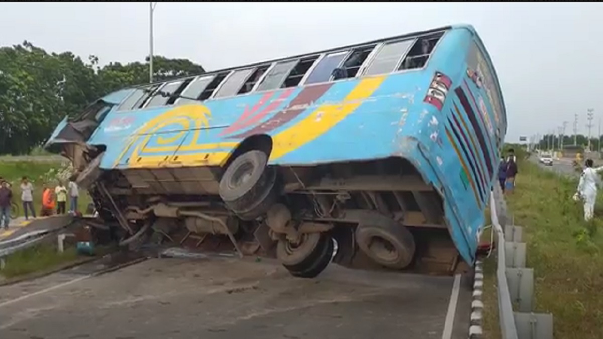 ঢাকা-মাওয়া রোডে বাসের চাকা বিস্ফোরণে আহত ১৫