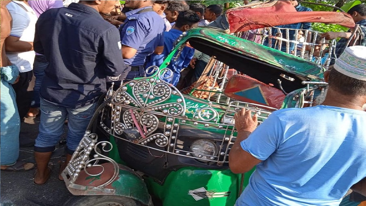 নোয়াখালীতে কাভার্ড ভ্যান- অটোরিকশা সংঘর্ষে নিহত ২, আহত ৩