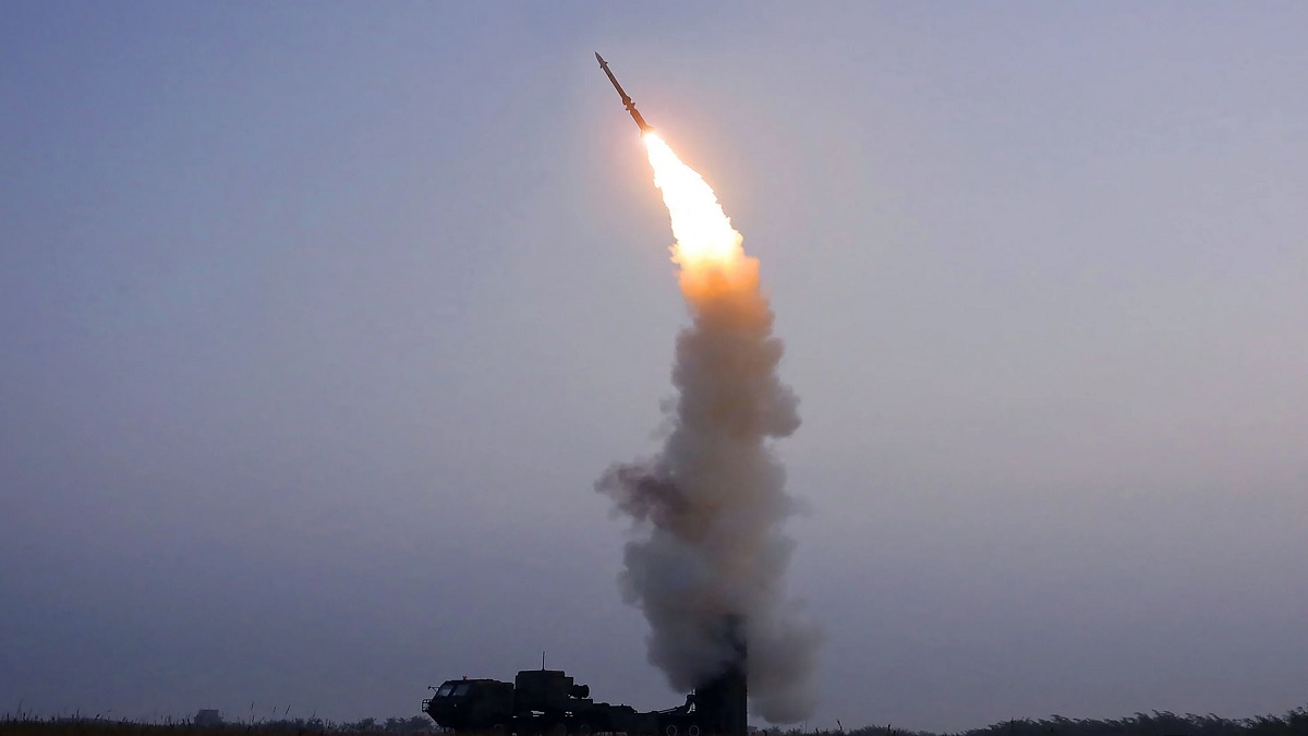 জাপানের জলসীমায় আবারও ক্ষেপণাস্ত্র উৎক্ষেপণ করেছে উত্তর কোরিয়া