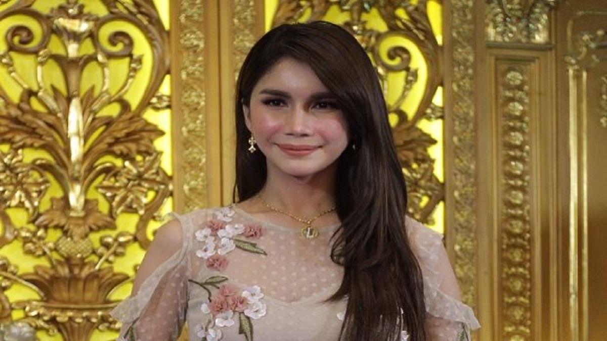 হিজাব পরার দায়ে জেলের হুমকি: ছাড়লেন দেশ!