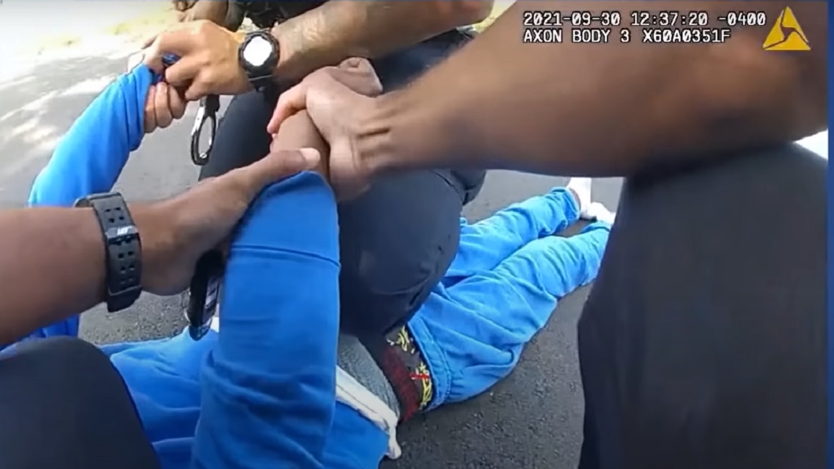 পক্ষাঘাতগ্রস্থ কৃষ্ণাঙ্গের প্রতি বর্বরতায় উত্তাল ওহাইও