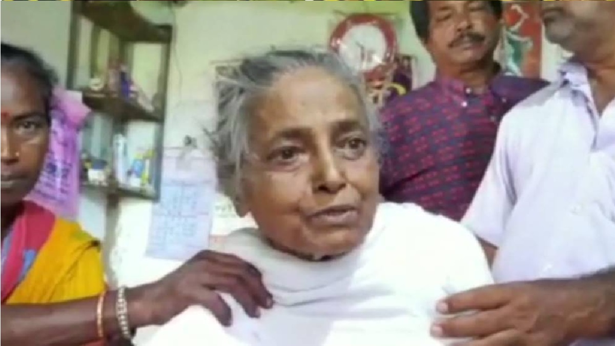 অসুস্থ বৃদ্ধা মাকে অ্যাম্বুলেন্সে রেখে পালালো ছেলে