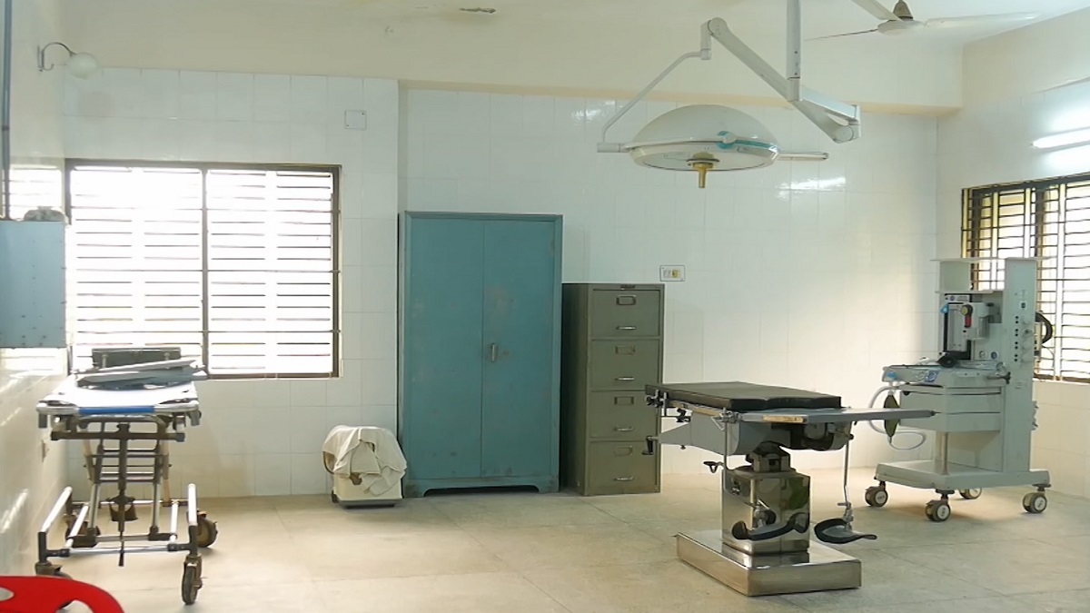 হাসপাতালটির আধুনিক যন্ত্রপাতি ব্যবহারের লোকই নেই