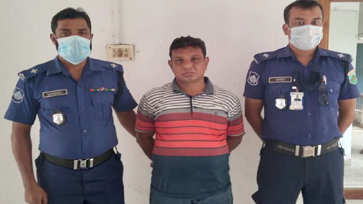 জমি লিখে নিতে না পেরে বৃদ্ধ বাবাকে লাথি, গ্রেফতার শিক্ষক ছেলে