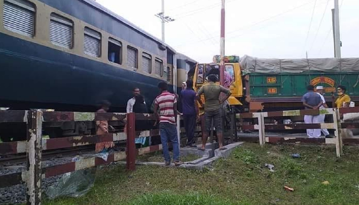 পাবনায় ট্রাকের সাথে সংঘর্ষে ট্রেনের ইঞ্জিন বিকল