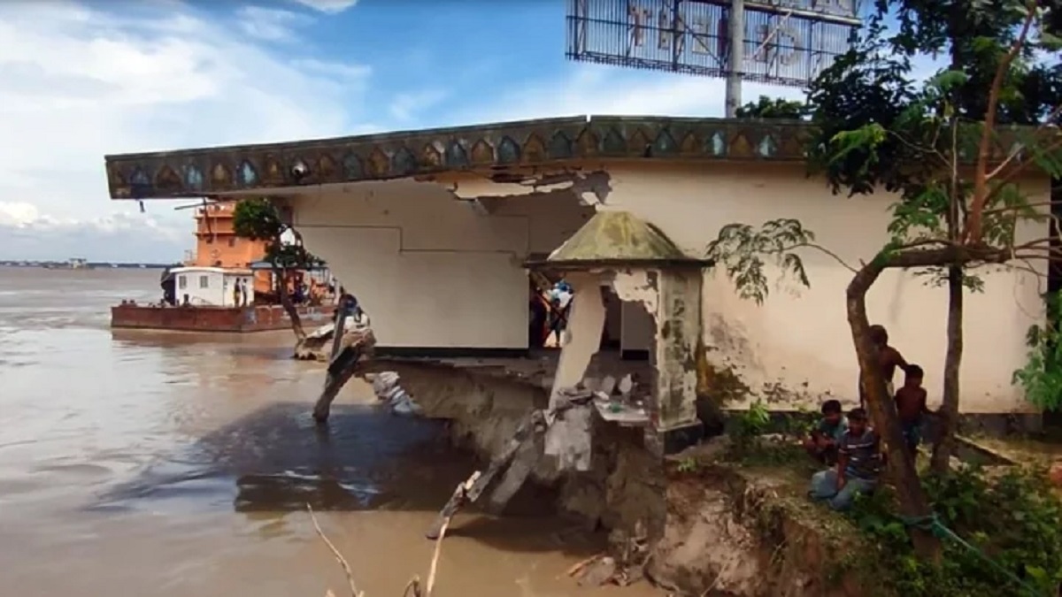রাজবাড়ীতে ভয়াবহ নদীভাঙন, আতঙ্গে এলাকা ছাড়ছেন স্থানীয়রা