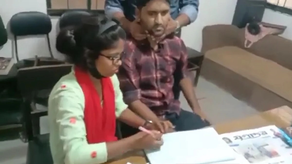 পাখি গিয়ে উঠেছেন নাজমুলের বাড়িতে