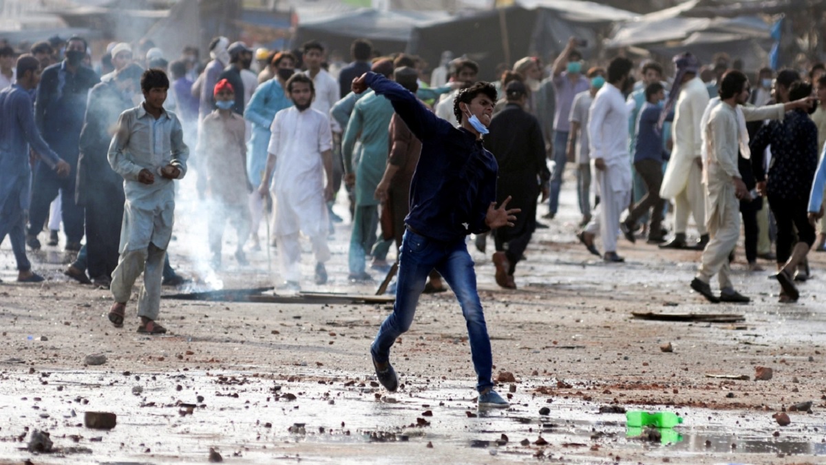 পাকিস্তানে নিষিদ্ধ ইসলামি দলের সাথে সংঘর্ষে দুই পুলিশ নিহত