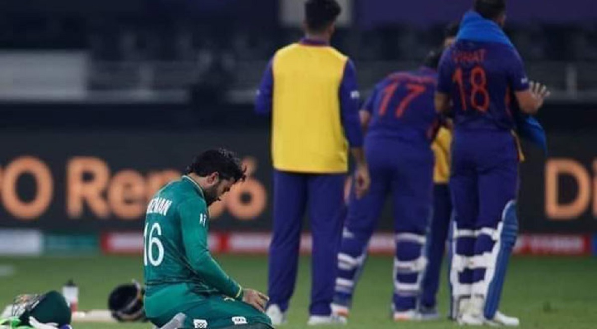 ম্যাচের বিরতিতে মাঠেই নামাজ পড়লেন রিজওয়ান (ভিডিও)