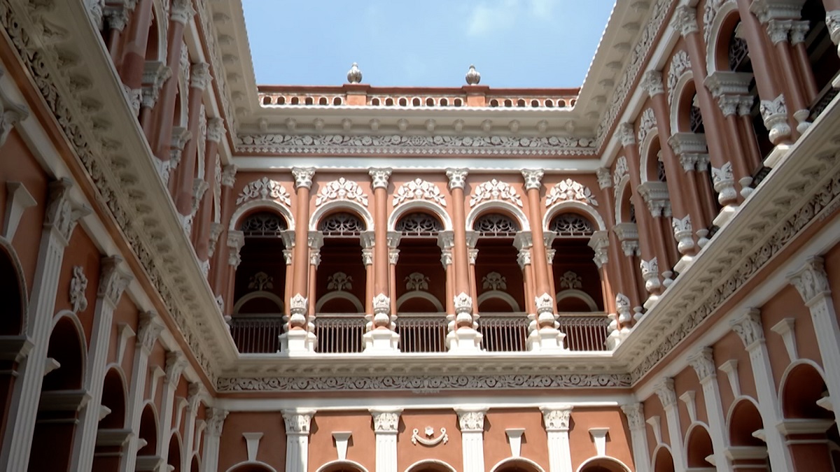 আদিরূপে ফিরছে পানাম নগর