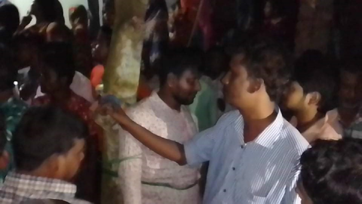 তদন্ত করতে গিয়ে সখ্য, গোয়ালঘরে নারীর সাথে আটক পুলিশ