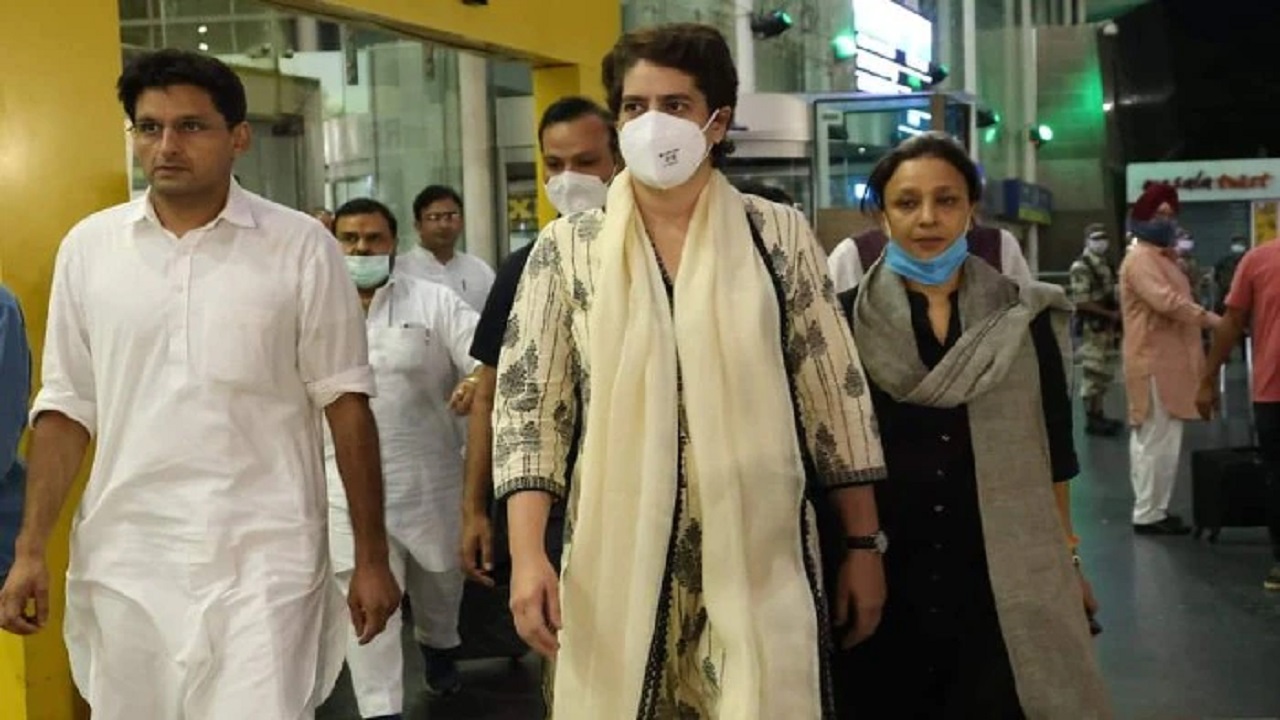 উত্তর প্রদেশে গণতান্ত্রিক ও আইনগত প্রক্রিয়ায় ধস নেমেছে: প্রিয়াঙ্কা গান্ধী নিহত কৃষক পরিবারের সাথে সাক্ষাতের সময় আটক হন প্রিয়াংকা গান্ধি