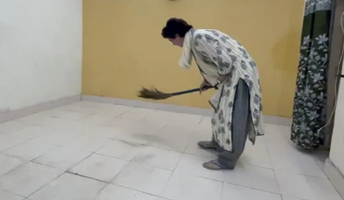 আটক অবস্থায় ঘর ঝাড়ু দিলেন প্রিয়াংকা গান্ধী