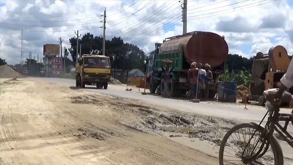 চার বছরেও শেষ হয়নি চার কিলো রাস্তার কাজ