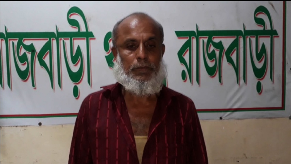 রাজবাড়ীতে গৃহবধূকে ধর্ষণের অভিযোগে ভণ্ড কবিরাজ গ্রেফতার