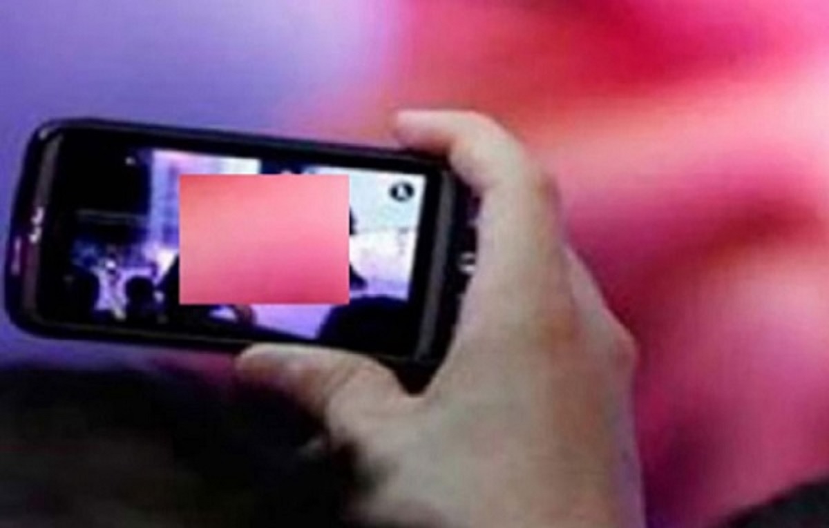 প্রেম করে বিয়ে, স্বামীর বিরুদ্ধে পর্নোগ্রাফি মামলা