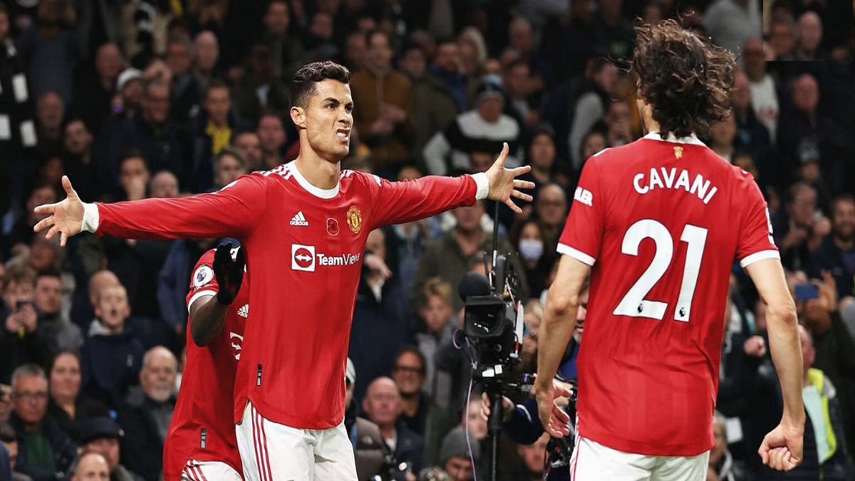 গোল বন্যায় ভেসে যাওয়া ম্যান ইউকে স্বস্তি দিলো রোনালদো