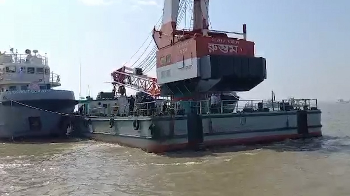 ‘হাম্পটি ডাম্পটি দশা’ ফেরির; হামজা-রুস্তম মিলেও পারবে না টেনে তুলতে!