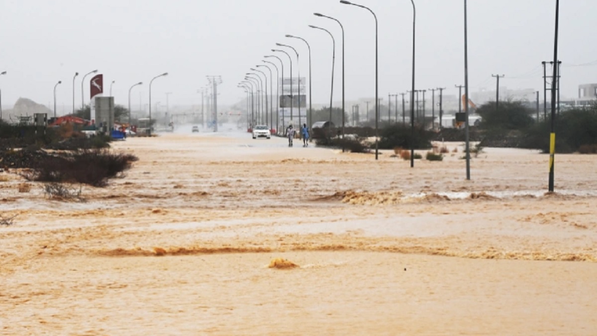 ওমান ও ইরানে সাইক্লোন শাহিনের তাণ্ডবে মৃত্যু বেড়ে ১৩