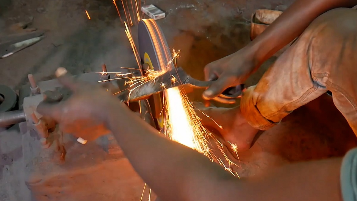 বিলুপ্তির পথে পাবনার ঐতিহ্যবাহী কাঁচি শিল্প