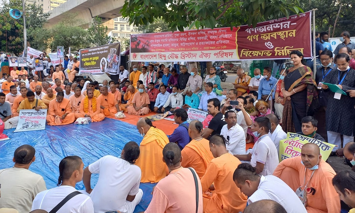 সাম্প্রদায়িক হামলার বিরুদ্ধে শাহবাগে চলছে বিক্ষোভ