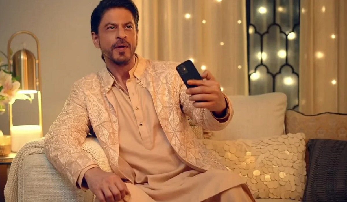 ছেলে বন্দি জেলে, সব ভুলে নতুন বিজ্ঞাপনে শাহরুখ!