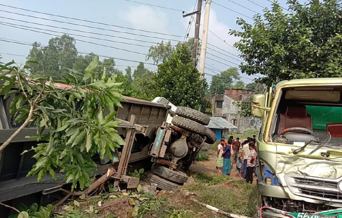 সীতাকুণ্ডে মাছবাহী পিকআপকে লরির ধাক্কা, নিহত ২