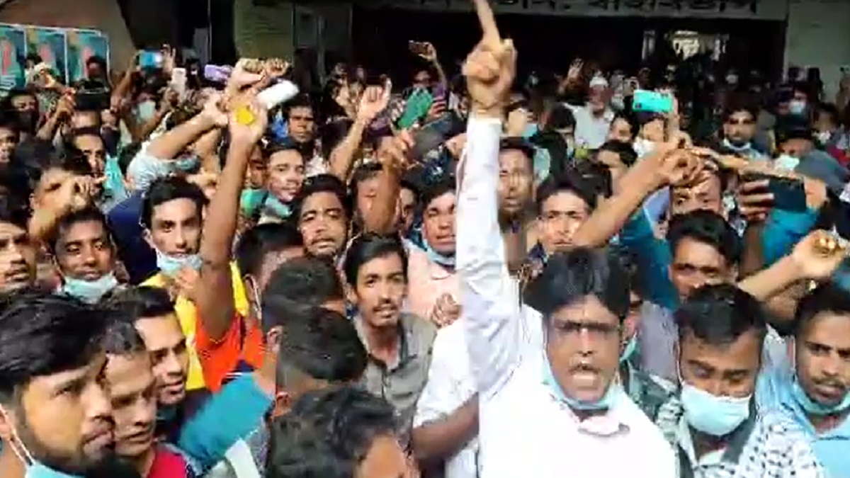 ম্যাসেজ পেয়েও টিকা না মেলায় প্রবাসীদের বিক্ষোভ ও অবস্থান