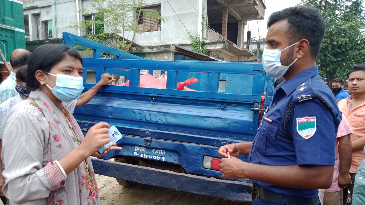 কালোবাজারে টিসিবির পণ্য বিক্রি, ধাওয়া দিলো জনগণ