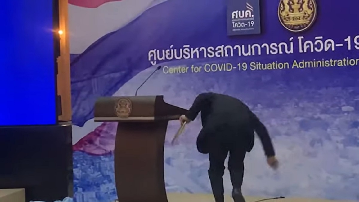 প্রেস ব্রিফিং করতে গিয়ে হোঁচট খেলেন থাই প্রধানমন্ত্রী