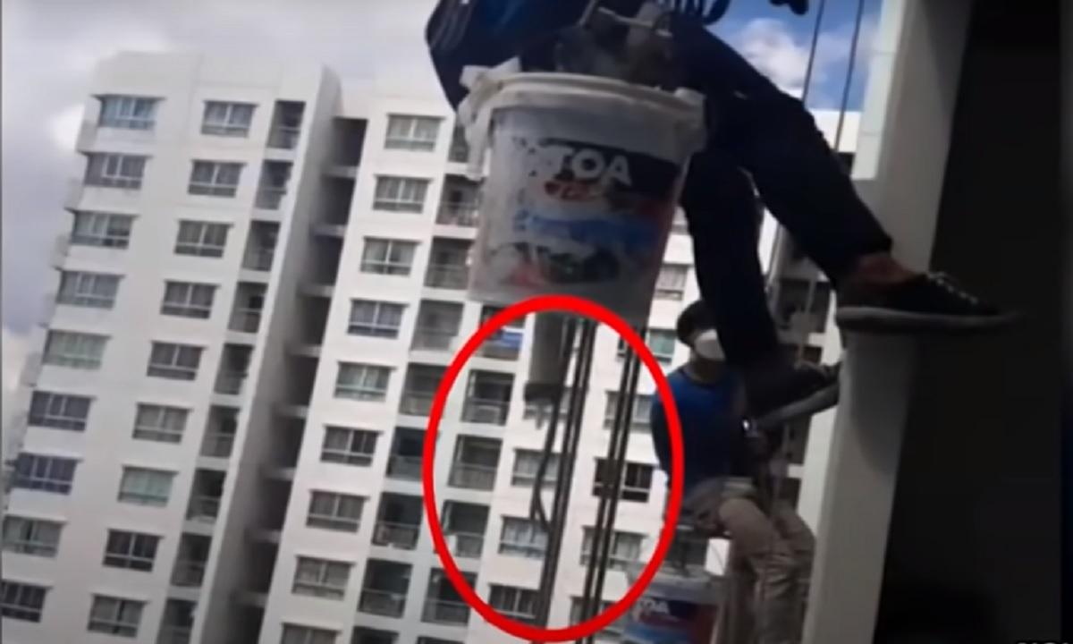 ৩০ তলায় রংমিস্ত্রি, জানালা দিয়ে দড়ি কেটে দিলেন নারী (ভিডিও)
