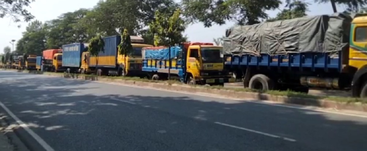 দৌলতদিয়ায় নদী পারের অপেক্ষায় শতশত পণ্যবাহী ট্রাক