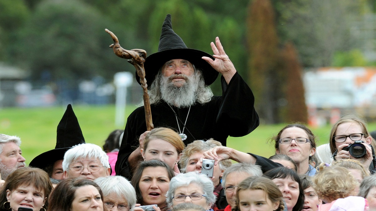 ছাঁটাই হলেন সরকারি জাদুকর!