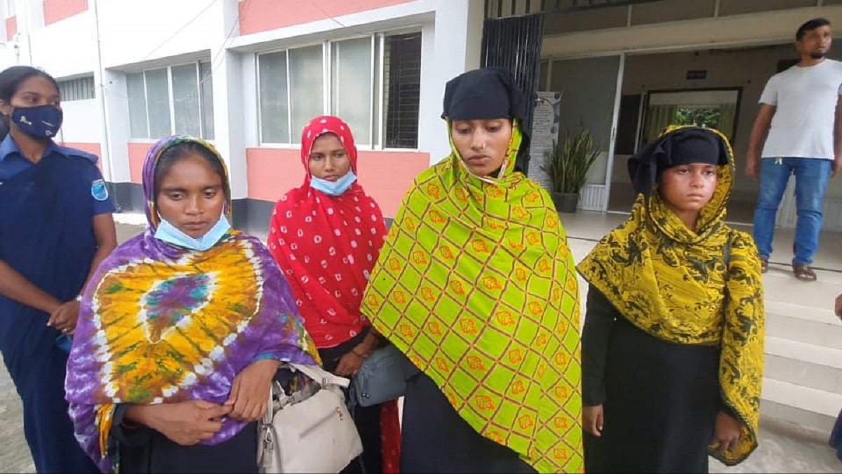 বাসাইলে চার নারী পকেটমার আটক