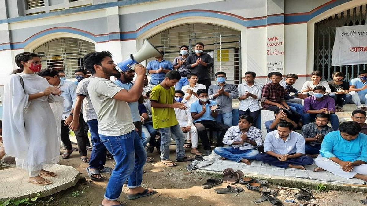 বিক্ষোভে ফুঁসছে রবীন্দ্র বিশ্ববিদ্যালয়: এক শিক্ষার্থীর আত্মহত্যার চেষ্টা