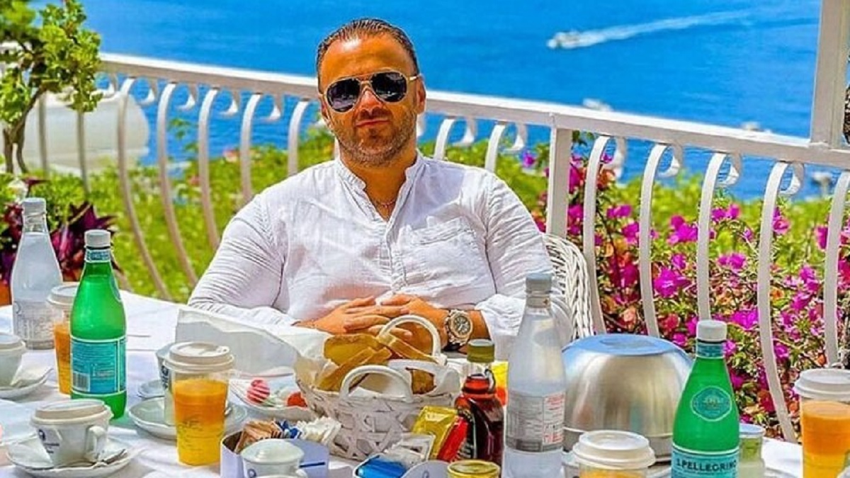 মাত্র ১৬ বছরে ৩’শ কোটির মালিক হলেন গৃহহীন যুবক