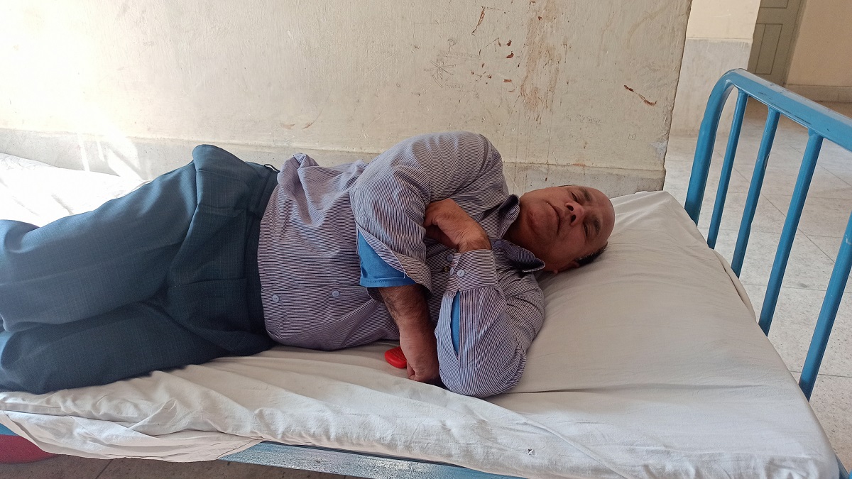 সহকারী শিক্ষকের এলোপাতাড়ি ঘুষি, হাসপাতালে প্রধান শিক্ষক