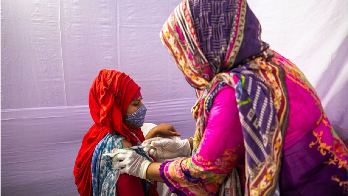 কারখানার শ্রমিকদের ভ্যাকসিন দেয়া শুরু