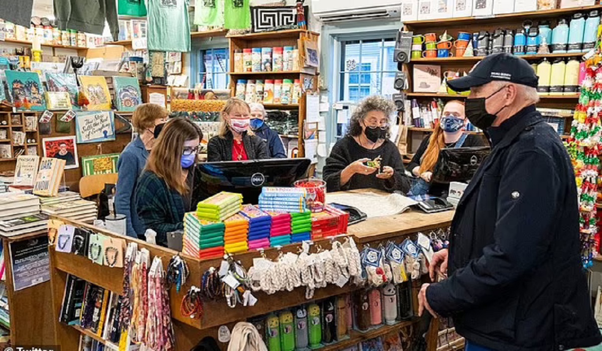 মিল্কশেক খেতে খেতে ক্রিসমাসের শপিং করলেন বাইডেন