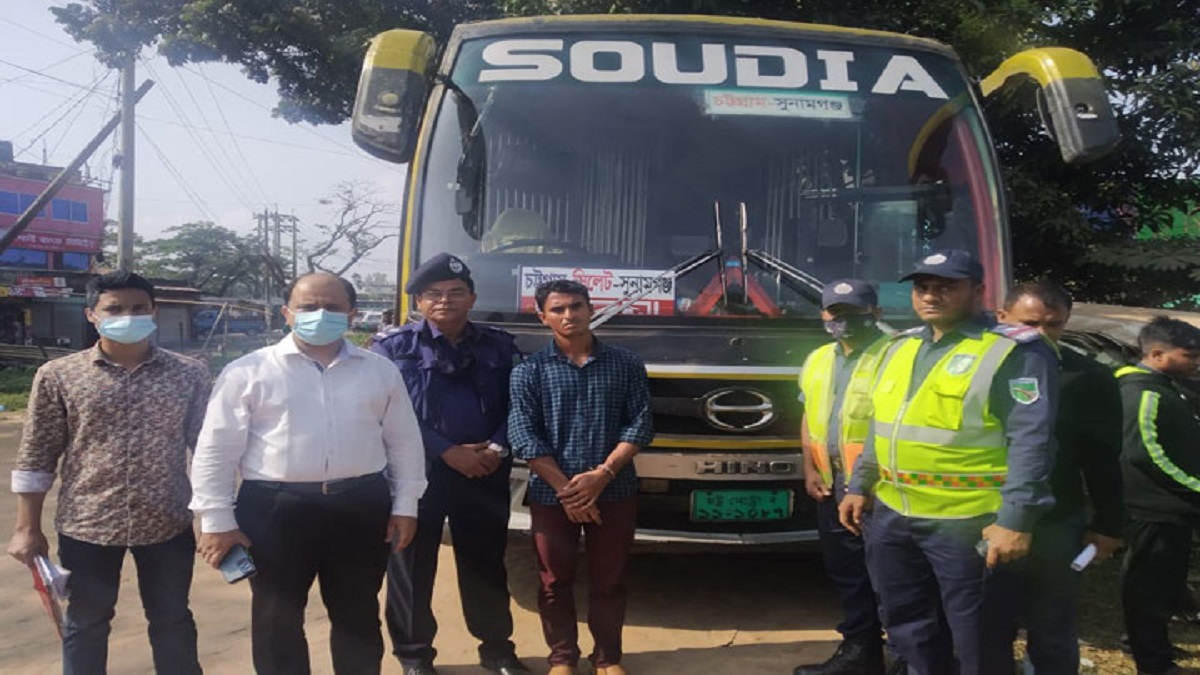 চলন্ত বাসে ছাত্রীকে পর্ন ভিডিও দেখিয়ে উত্ত্যক্ত, যুবকের ৩ মাসের জেল