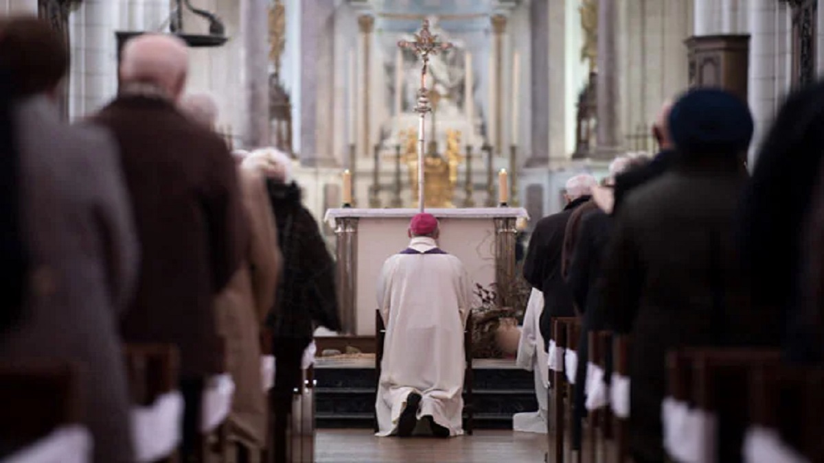 যৌন নির্যাতনের দায় স্বীকার করে হাঁটু গেড়ে অনুতাপ প্রকাশ ফরাসি যাজকদের