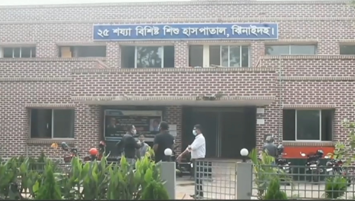 হাসপাতালটিতে শিশুদের চিকিৎসা করা হয় আলমারির ওপর শুইয়ে