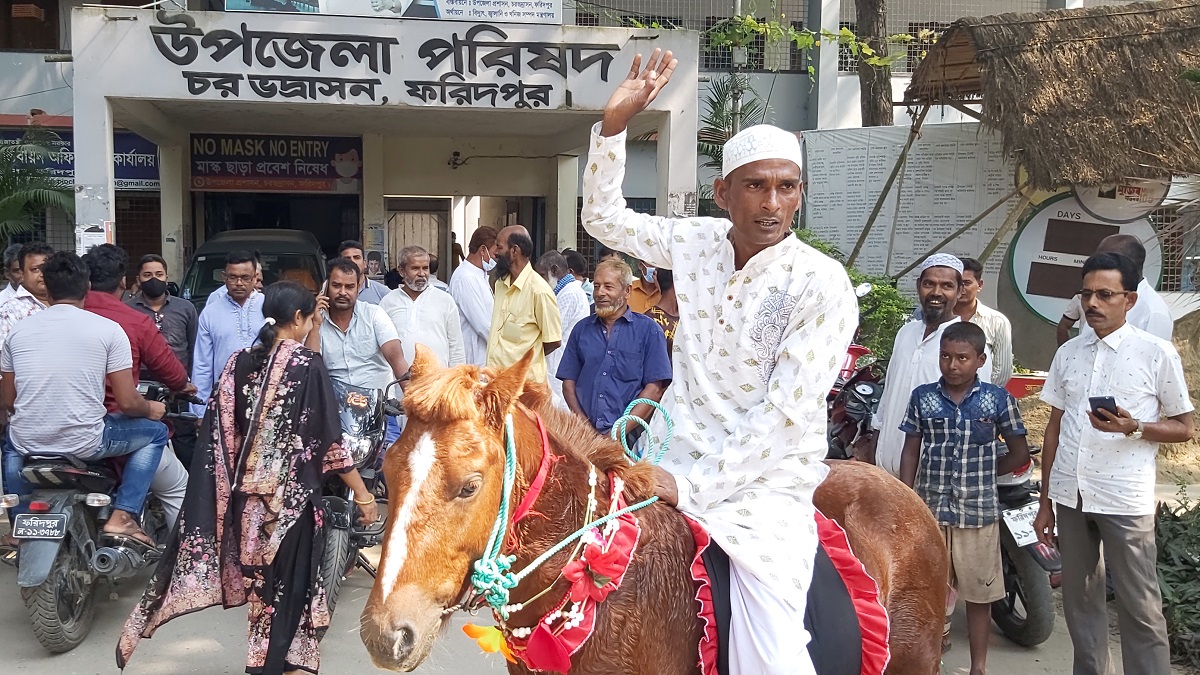 ঘোড়ায় চড়ে ‘ঘোড়া মার্কায়’ প্রার্থিতা চাইলেন ঘোড়ার গাড়ি চালক!