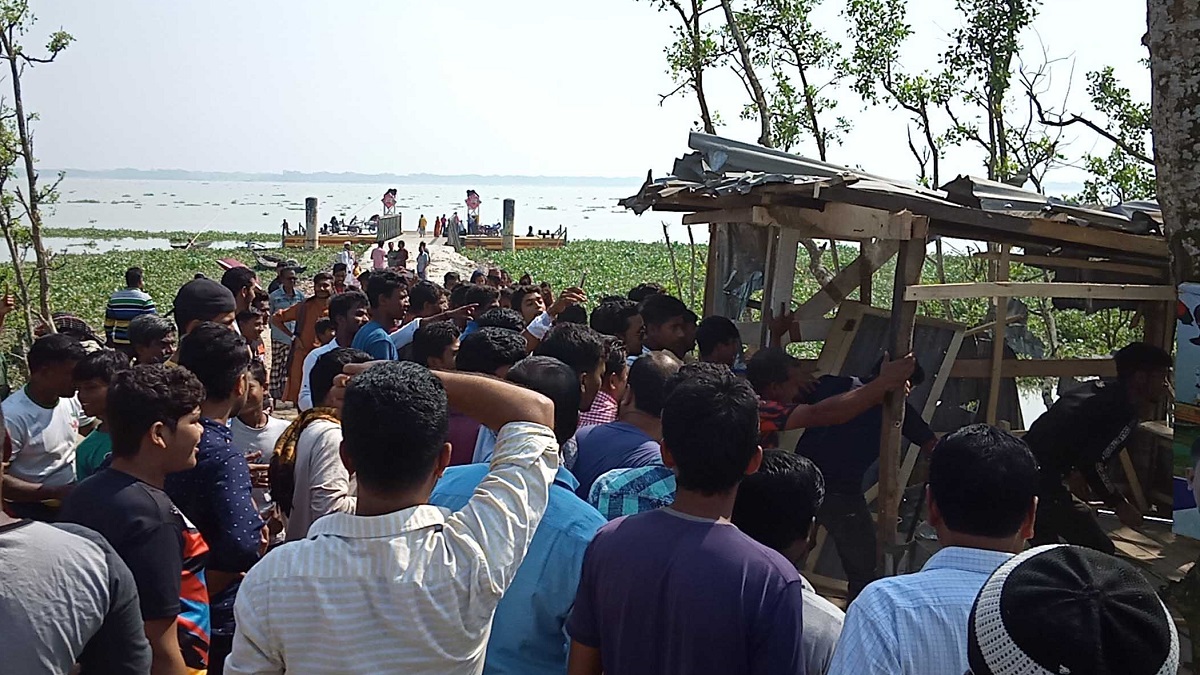 ফেরিঘাটে টোল আদায় করছে খেয়াঘাটের ইজারাদার! টোলঘর ভাঙলো ক্ষুব্ধ জনতা