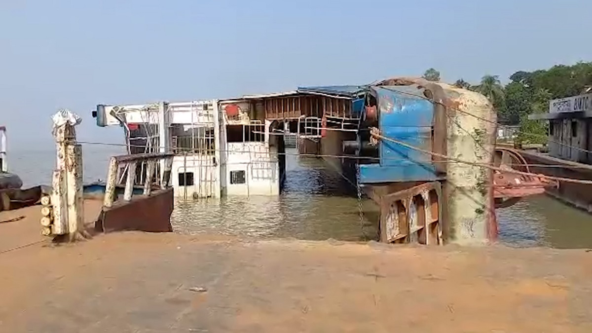 ডুবে যাওয়া ফেরিটি ডাঙায় তোলার প্রক্রিয়া শুরু